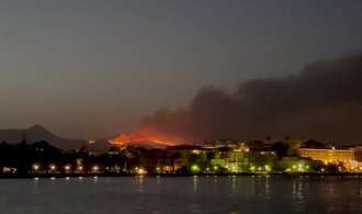 Požáry se šíří už i na Korfu. Tisíce lidí se musí evakuovat