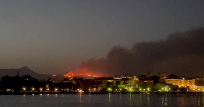 Evakuace na dalším řeckém ostrově! Turisty odvážejí z části Korfu, vypukly tam požáry