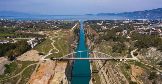 Korintský průplav: Stavbu započal již císař Nero. Dokončen byl o 1826 let později