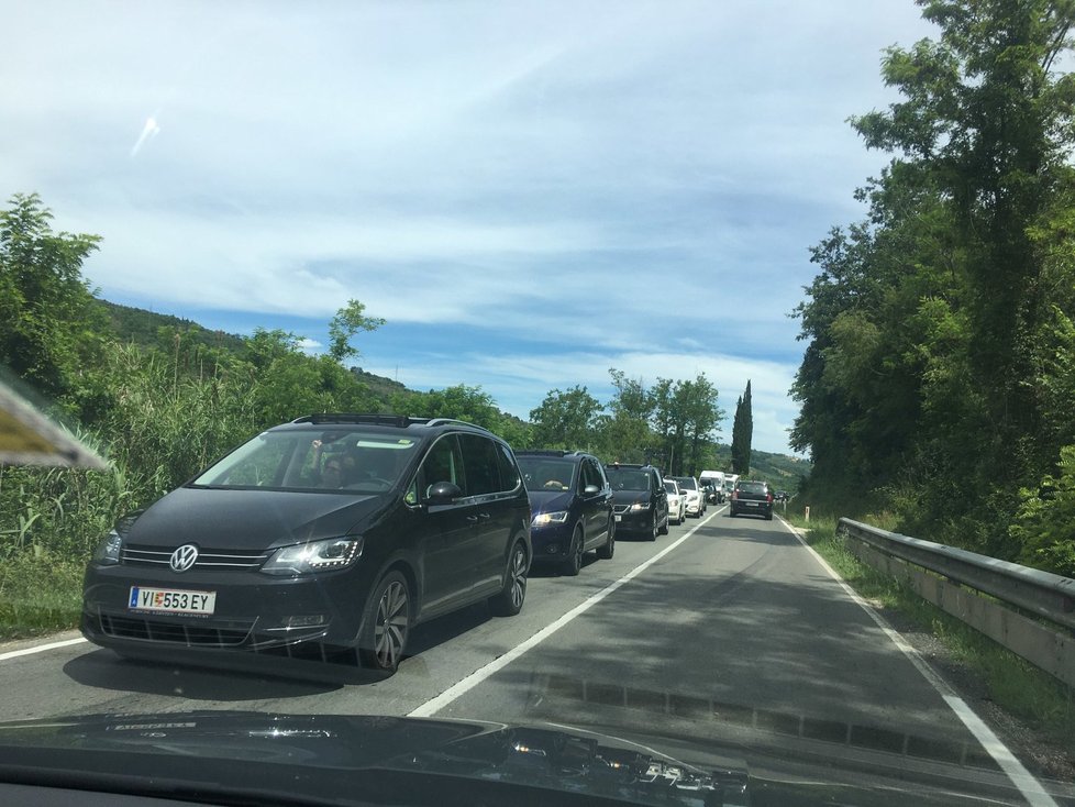 Na hranicích mezi Slovinskem a Chorvatskem stojí mnohakilometrové kolony.