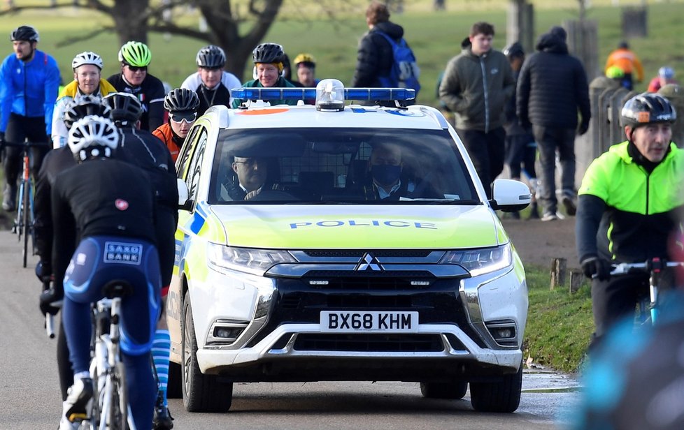 Na sportující Brity dohlíží policie. Na sportující Brity dohlíží policie.