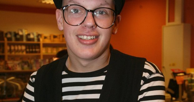 Syn Filip se snaží postavit na vlastní nohy.