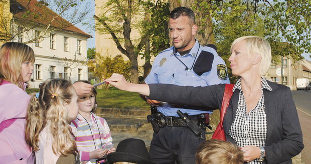 Katka s Tomášem předávali v Třebenicích dárečky dětem za to, že správně přecházely přes přechod.