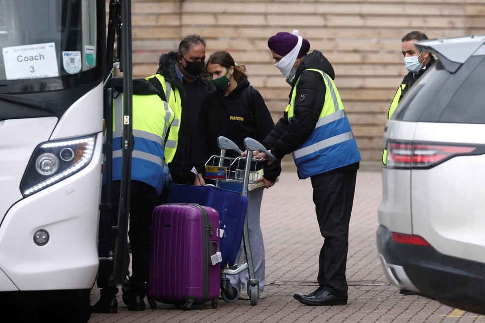 Koronavirus v Británii: Cestující z rizikových oblastí musí od 15. února do desetidenní karantény ve vyhrazených hotelech,