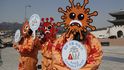 Ekologičtí aktivisté, kteří nosí masky symbolizující známky zastavení viru během nové kampaně na prevenci koronavirů v Soulu v Jižní Koreji.