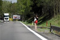 Útok na prostitutku! V Plzni na silnici našli brutálně zbitou ženu, je v nemocnici
