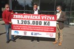 Zástupci fotbalové Zbrojovky Brno (Václav Bartoněk a Petr Švancara - zleva) předali řediteli FN Brno Jaroslavu Štěrbovi šek na částku 1 205 000 korun.