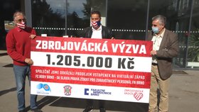 Zástupci fotbalové Zbrojovky Brno (Václav Bartoněk a Petr Švancara - zleva) předali řediteli FN Brno Jaroslavu Štěrbovi šek na částku 1 205 000 korun.