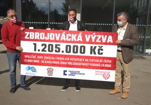 Zástupci fotbalové Zbrojovky Brno (Václav Bartoněk a Petr Švancara - zleva) předali řediteli FN Brno Jaroslavu Štěrbovi šek na částku 1 205 000 korun.