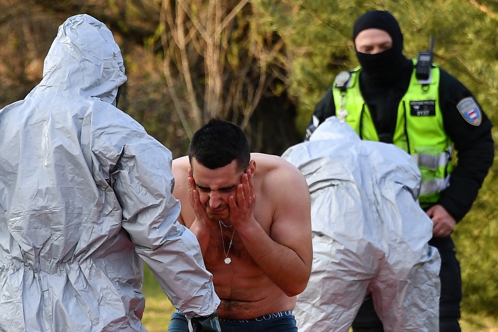 Tři strážníci z Brna museli projít dekontaminací po kontaktu s opilcem, který měl teplotu 38,5 °C.