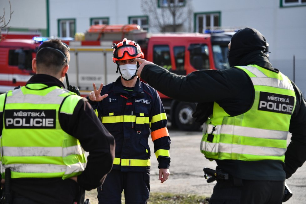 Tři strážníci z Brna skončili v karanténě poté, co se dostali do kontaktu s opilcem s teplotou. 