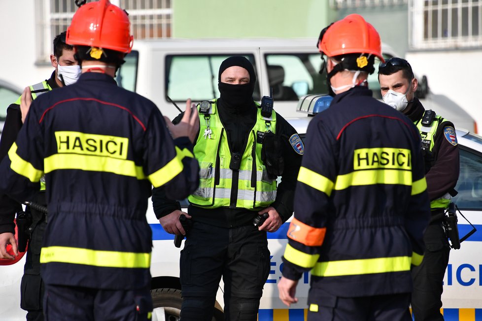 Tři strážníci z Brna skončili v karanténě poté, co se dostali do kontaktu s opilcem s teplotou. 