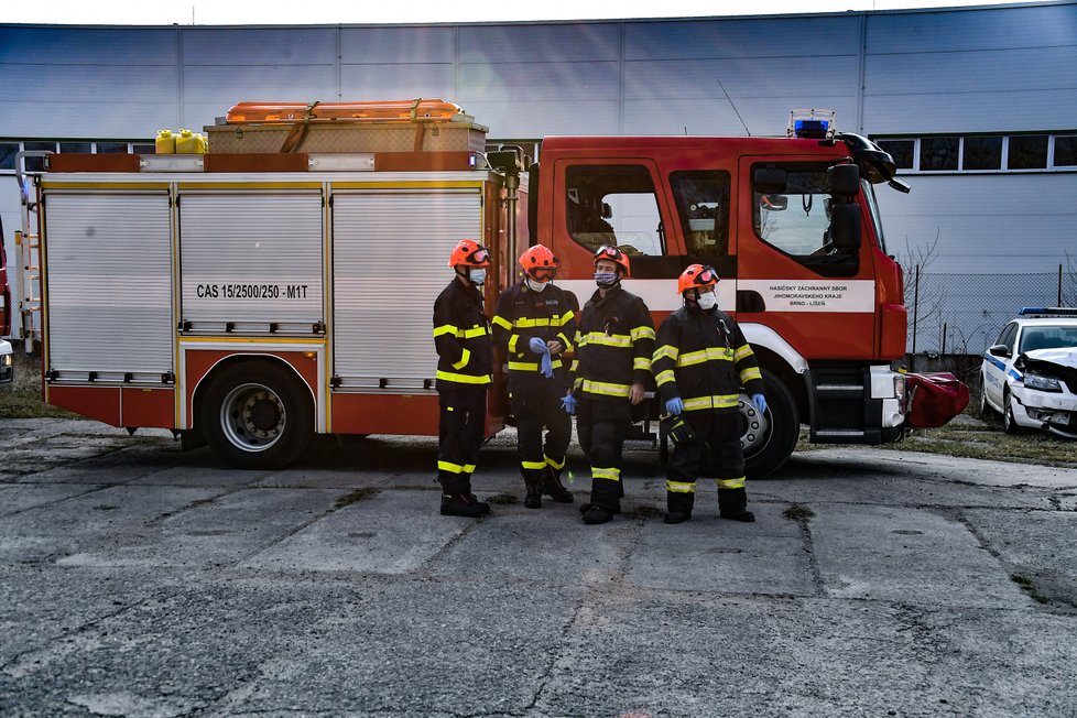 Tři strážníci z Brna skončili v karanténě poté, co se dostali do kontaktu s opilcem s teplotou. 