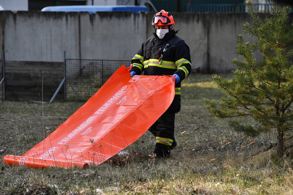 Tři strážníci z Brna skončili v karanténě poté, co se dostali do kontaktu s opilcem s teplotou. 