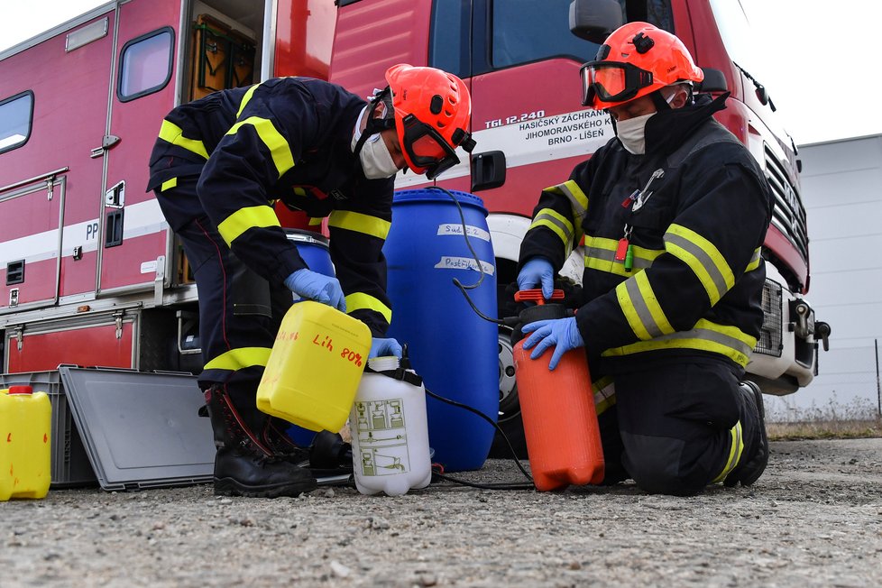 Tři strážníci z Brna skončili v karanténě poté, co se dostali do kontaktu s opilcem s teplotou. 