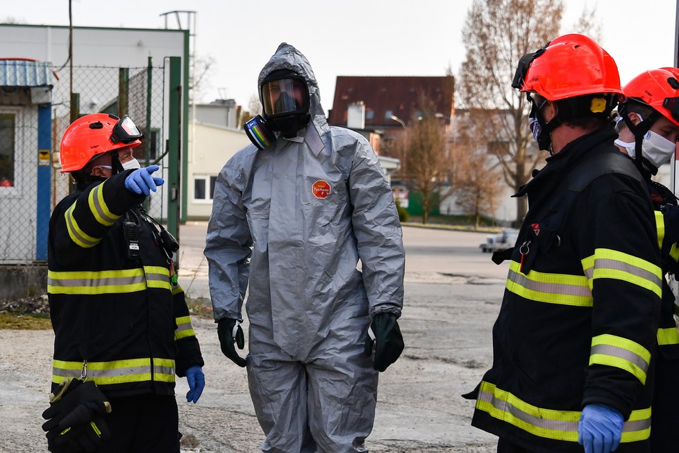 Tři strážníci z Brna skončili v karanténě poté, co se dostali do kontaktu s opilcem s teplotou. Bylo potřebovat jejich oblečení, auto i motorku.