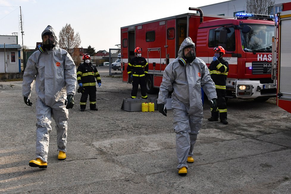 Tři strážníci z Brna skončili v karanténě poté, co se dostali do kontaktu s opilcem s teplotou. Bylo potřebovat jejich oblečení, auto i motorku.