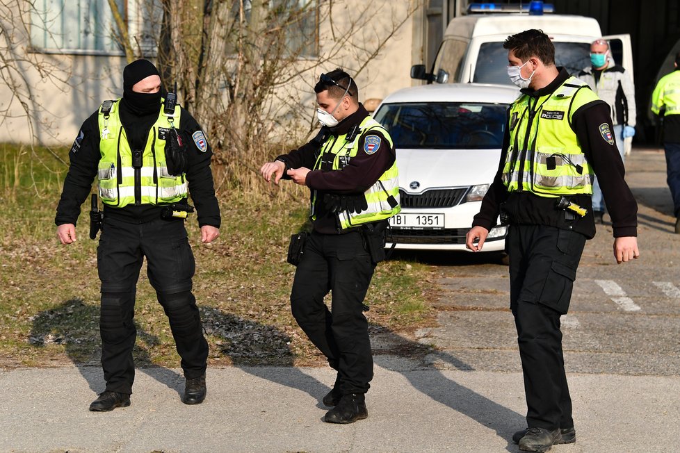 Tři strážníci z Brna skončili v karanténě poté, co se dostali do kontaktu s opilcem s teplotou. 