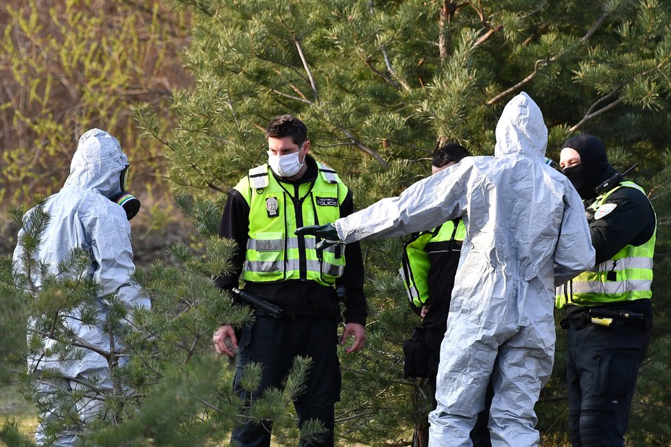 Tři strážníci z Brna skončili v karanténě poté, co se dostali do kontaktu s opilcem s teplotou. Bylo potřeba dezinfikovat jejich oblečení, auto i motorku.