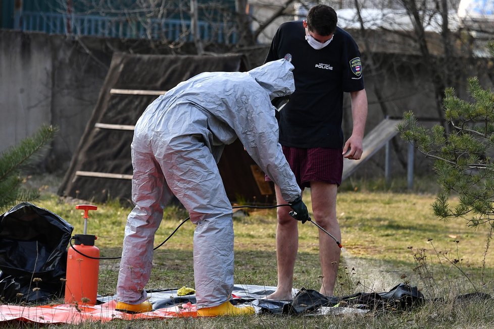 Tři strážníci z Brna skončili v karanténě poté, co se dostali do kontaktu s opilcem s teplotou. 