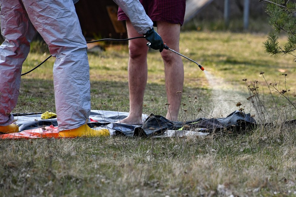 Tři strážníci z Brna skončili v karanténě poté, co se dostali do kontaktu s opilcem s teplotou. 