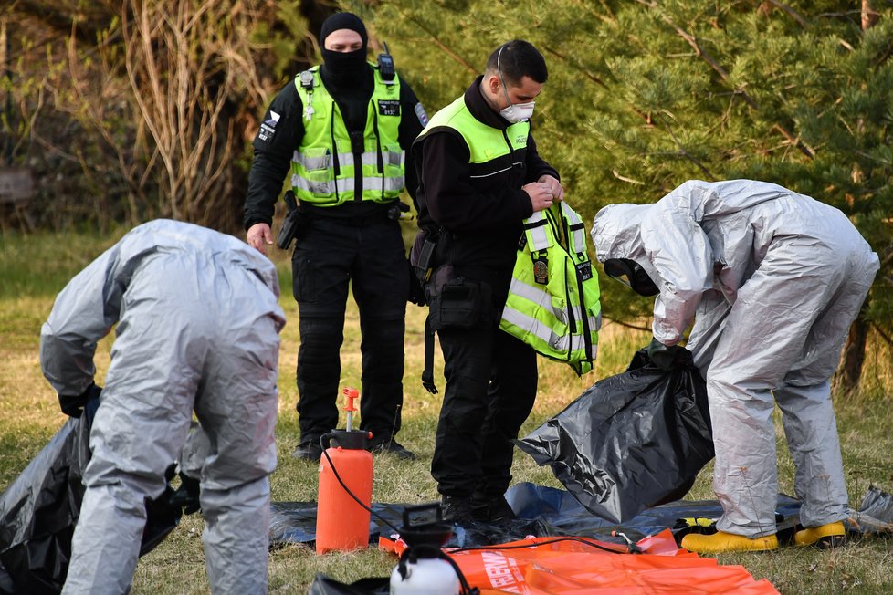 Tři strážníci z Brna skončili v karanténě poté, co se dostali do kontaktu s opilcem s teplotou. 