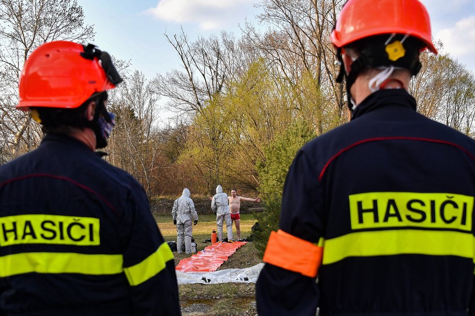 Tři strážníci z Brna skončili v karanténě poté, co se dostali do kontaktu s opilcem s teplotou. 