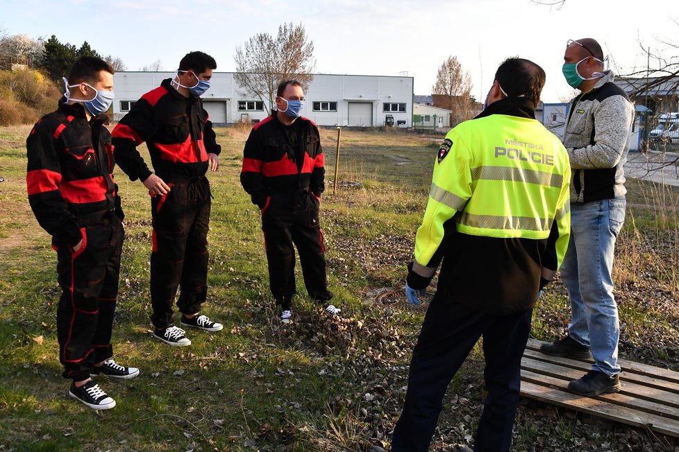Tři strážníci z Brna skončili v karanténě poté, co se dostali do kontaktu s opilcem s teplotou. Bylo potřebovat jejich oblečení, auto i motorku.