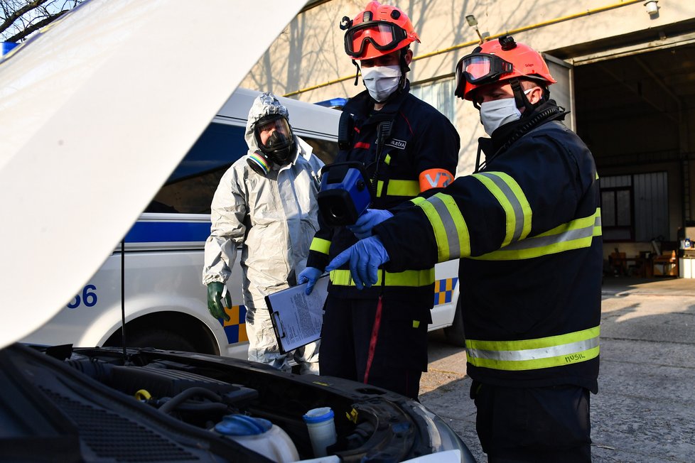 Tři strážníci z Brna skončili v karanténě poté, co se dostali do kontaktu s opilcem s teplotou. Bylo potřebovat jejich oblečení, auto i motorku.