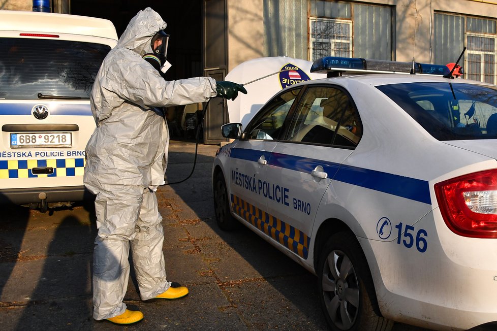 Tři strážníci z Brna skončili v karanténě poté, co se dostali do kontaktu s opilcem s teplotou. Bylo potřebovat jejich oblečení, auto i motorku.