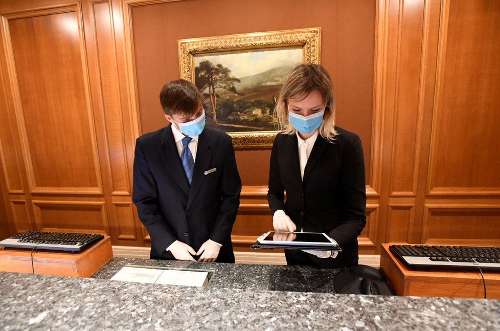 Pražský luxusní hotel Four Seasons začíná znovu fungovat po nuceném uzavření kvůli pandemii koronaviru (25. 5. 2020).