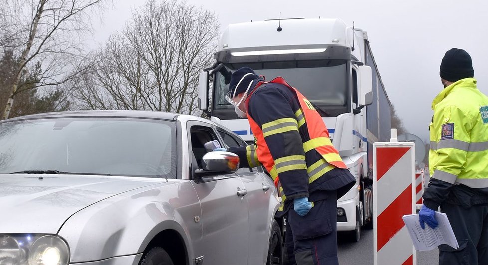 Hasiči Jihomoravského kraje kontrolují na hraničních přechodech lidi, kteří přijíždí do Česka. Měří jim teplotu.