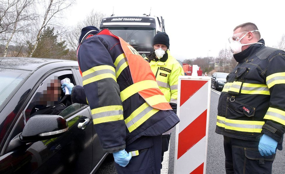 Hasiči Jihomoravského kraje kontrolují na hraničních přechodech lidi, kteří přijíždí do Česka. Měří jim teplotu.