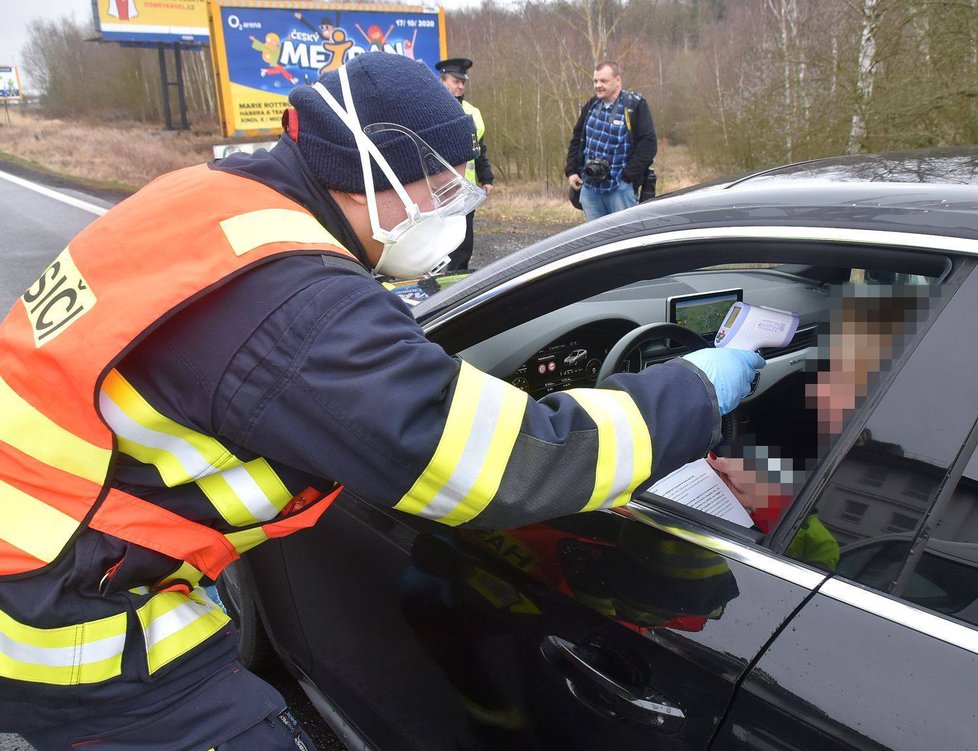 Hasiči Jihomoravského kraje kontrolují na hraničních přechodech lidi, kteří přijíždí do Česka. Měří jim teplotu.