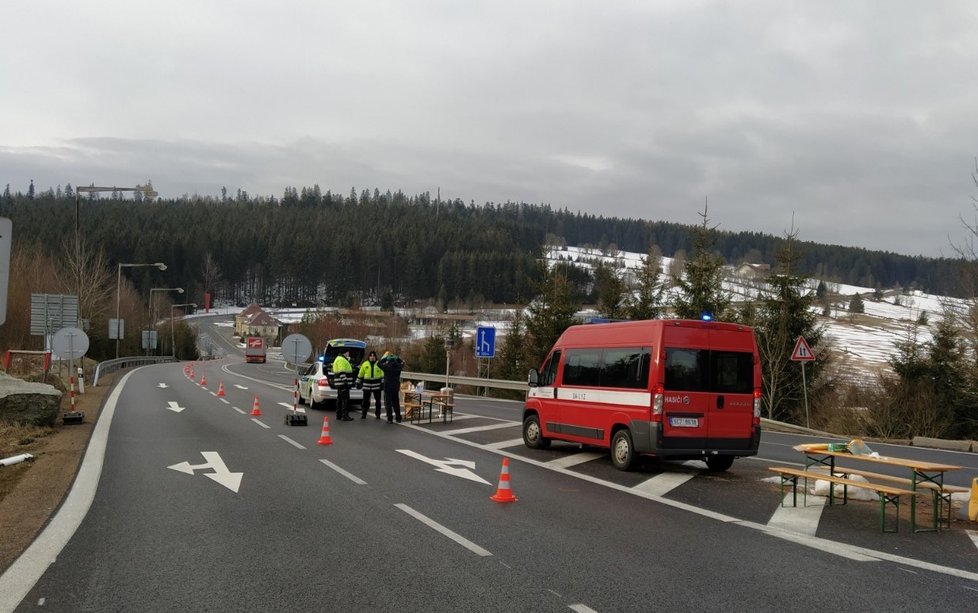 Hasiči Jihomoravského kraje kontrolují na hraničních přechodech lidi, kteří přijíždí do Česka. Měří jim teplotu.