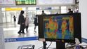 Screening cestujících na jihokorejském letišti. Kvůli obavám z šíření epidemie koronaviru česká vláda zastaví lety z Jižní Koreje.