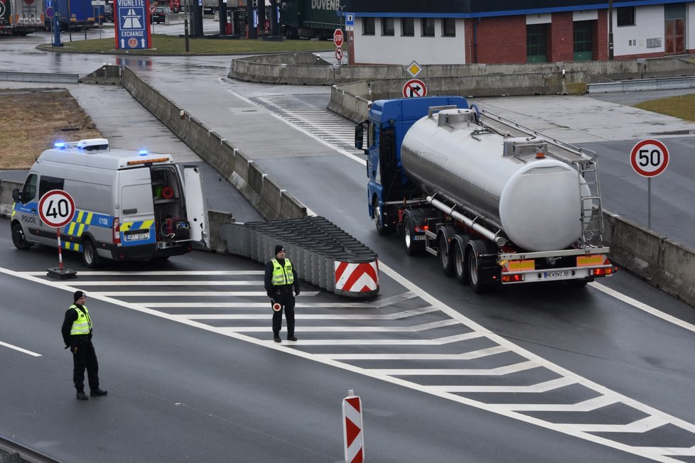 Kontroly na hraničním přechodu s Německem na dálnici D5 v Rozvadově na Tachovsku