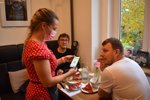 V restauraci Republika v Chomutově personál zákazníky od pondělí kontroluje na bezinfekčnost podle nařízení vlády.