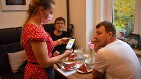V restauraci Republika v Chomutově personál zákazníky od pondělí kontroluje na bezinfekčnost podle nařízení vlády.