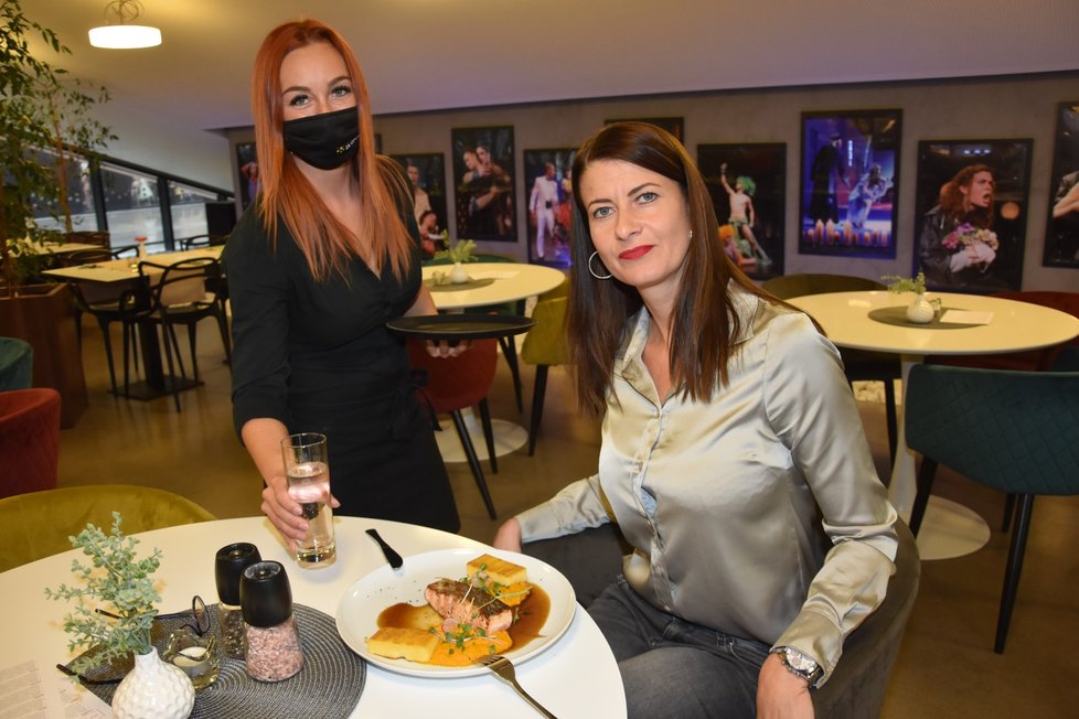 Eva Kojzarová (36) nemá žádný problém ukázat personálu restaurace Za oponou v Plzni QR kód. Vše je v pořádku a servírka Petra Nahodilová (26) ji ihned obsluhuje.