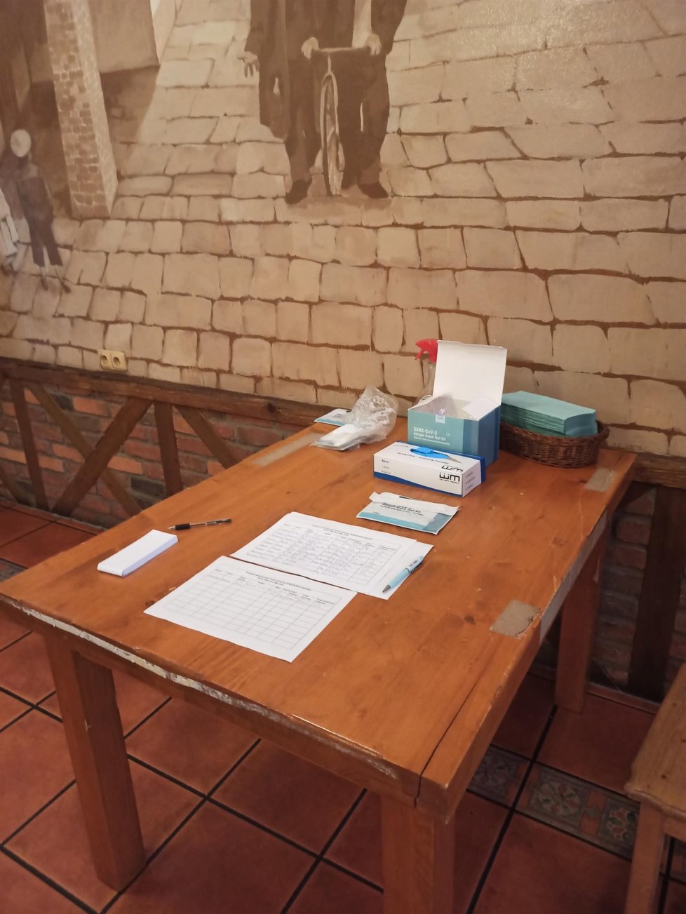 Sál v jablunkovské restauraci Na Bělé se změnil v testovací místnost.