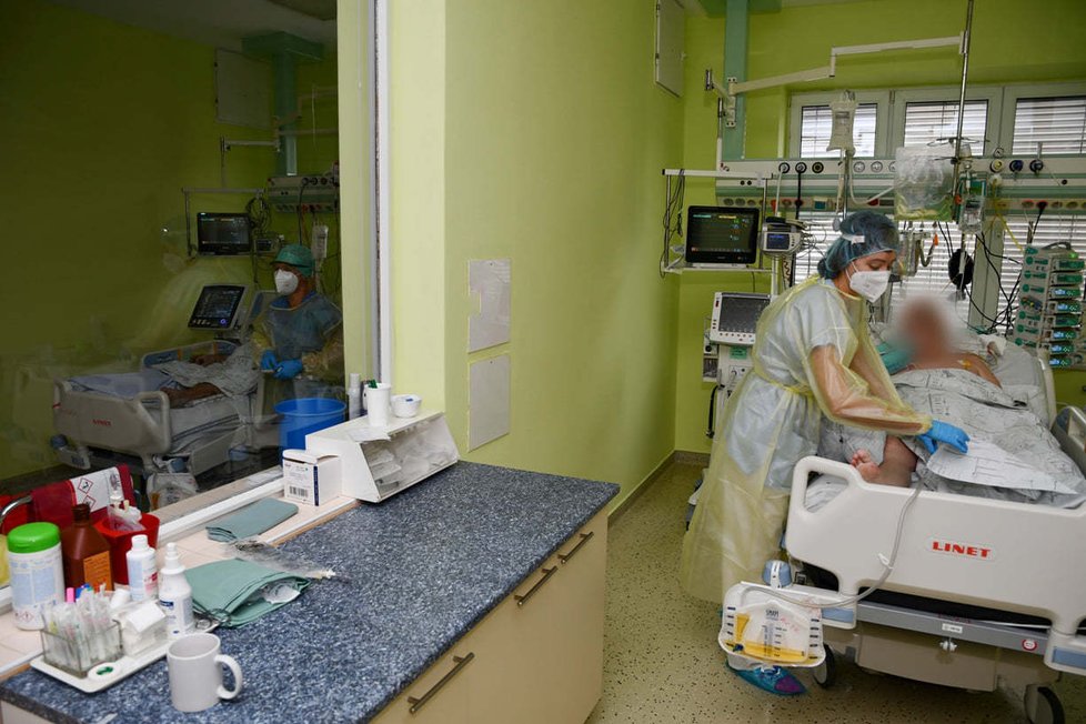 Vyčerpání, frustrace, ale zároveň maximální nasazení v péči o pacienty. Tak vypadá covidové oddělení nemocnice v Krnově. Lékaři a zdravotníci jsou na pokraji sil, nemocnice zastavila neakutní operace a prosí praktiky i lékaře v důchodu o pomoc.
