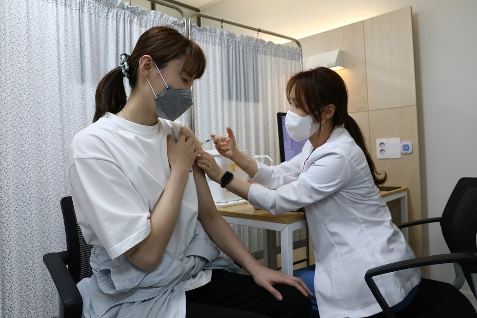 Jihokorejští atleti se nechávají očkovat před LOH.