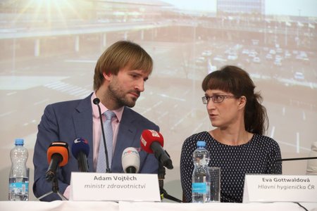 Šéfka hygieniků Eva Gottvaldová s ministrem zdravotnictví Adamem Vojtěchem na mimořádné tiskové konferenci k opatřením kvůli koronaviru (26. 1. 2020)