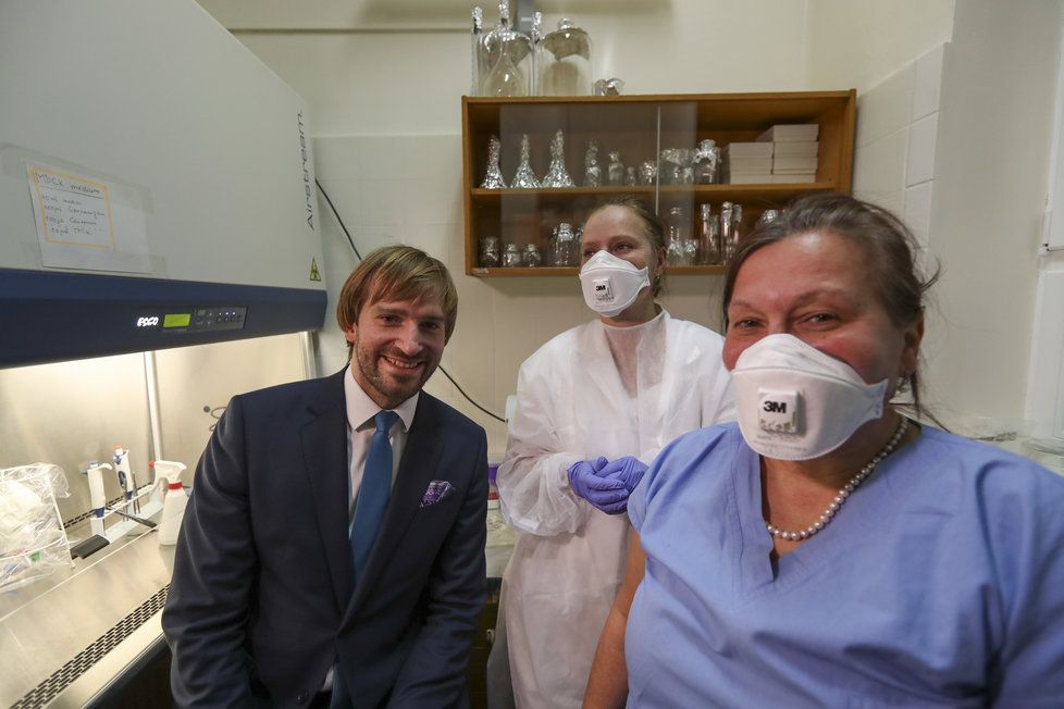Ministr zdravotnictví Adam Vojtěch (za ANO) během inspekce na Bulovce kvůli koronaviru