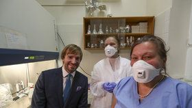 Ministr zdravotnictví Adam Vojtěch (za ANO) během inspekce na Bulovce kvůli koronaviru