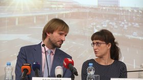 Ministr zdravotnictví Adam Vojtěch (za ANO) a hlavní hygienička Eva Gottwaldová na tiskovce ke koronaviru