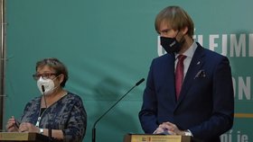 Tisková konference Ministerstva zdravotnictví: hlavní hygienička Pavla Svrčinová a šéf rezortu Adam Vojtěch (4.11.2021)