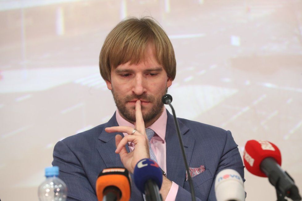 Ministr zdravotnictví Adam Vojtěch na mimořádné tiskové konferenci k opatřením kvůli koronaviru. (26. 1. 2020)