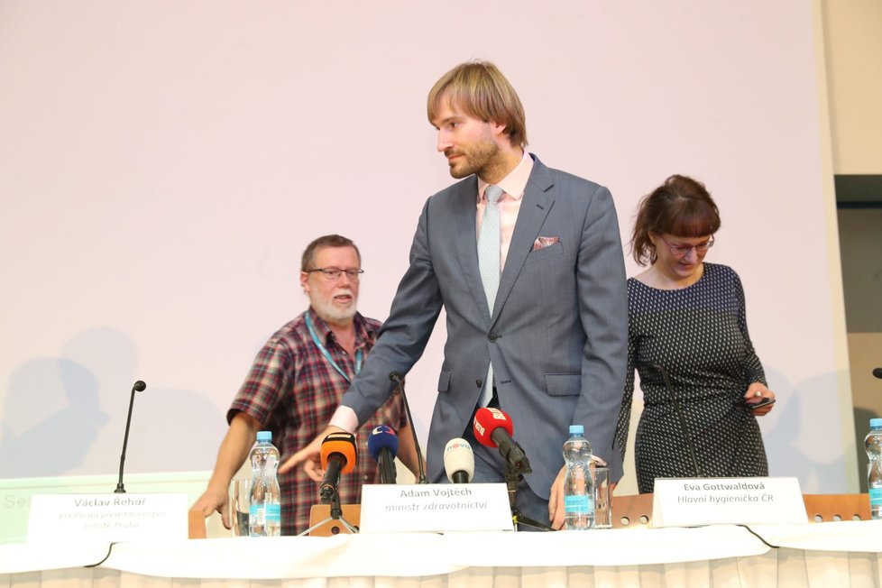 Ministr zdravotnictví Adam Vojtěch na mimořádné tiskové konferenci k opatřením kvůli koronaviru. (26. 1. 2020)